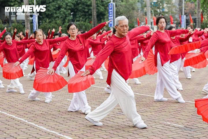 hanoi elderly set vietnam record with mass paper fan dance performance picture 6