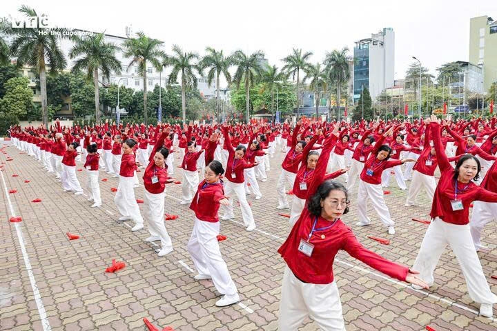 hanoi elderly set vietnam record with mass paper fan dance performance picture 7