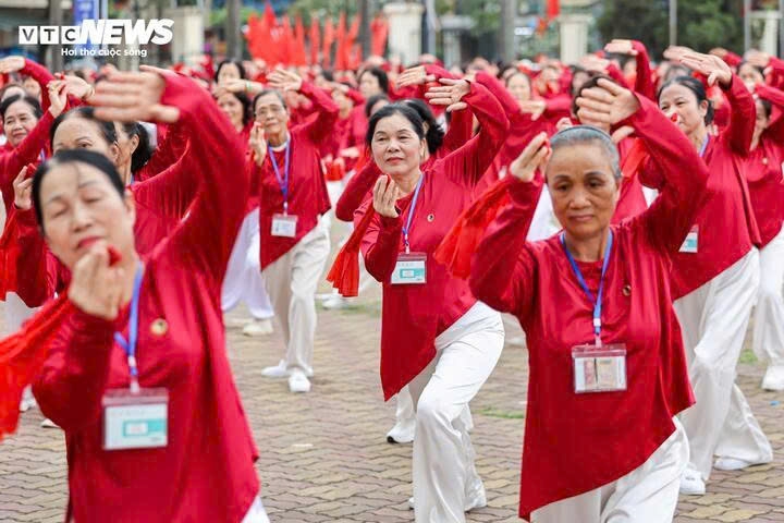 hanoi elderly set vietnam record with mass paper fan dance performance picture 9