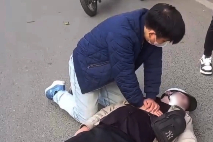 Khen thưởng đột xuất bác sĩ ép tim cứu người gặp nạn trên đường