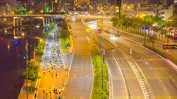 hon 13.000 runner du giai chay dem vnexpress marathon ho chi minh city midnight hinh anh 1