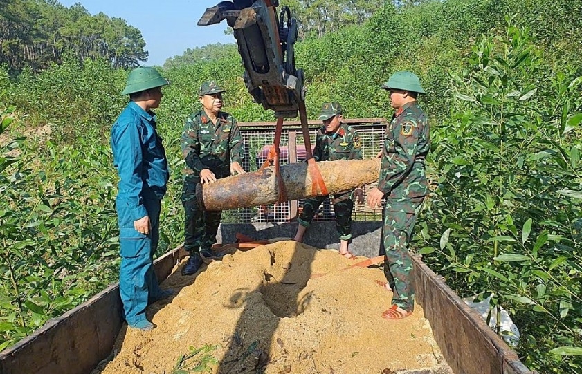 350kg bomb found during house foundation work safely destroyed in nghe an picture 2