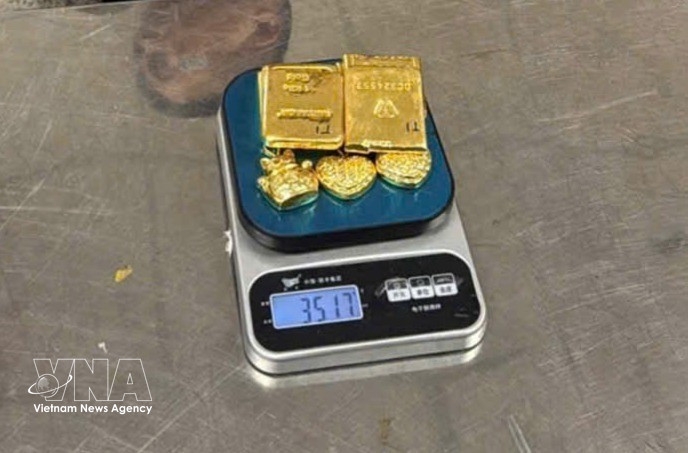 hanoi customs seize suspected gold smuggled by four passengers at noi bai airport picture 1