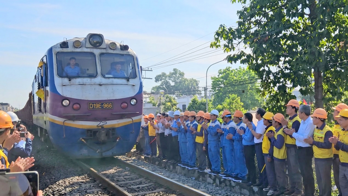Thông tuyến đường sắt Bắc – Nam qua cầu Ghềnh sau sự cố sà lan