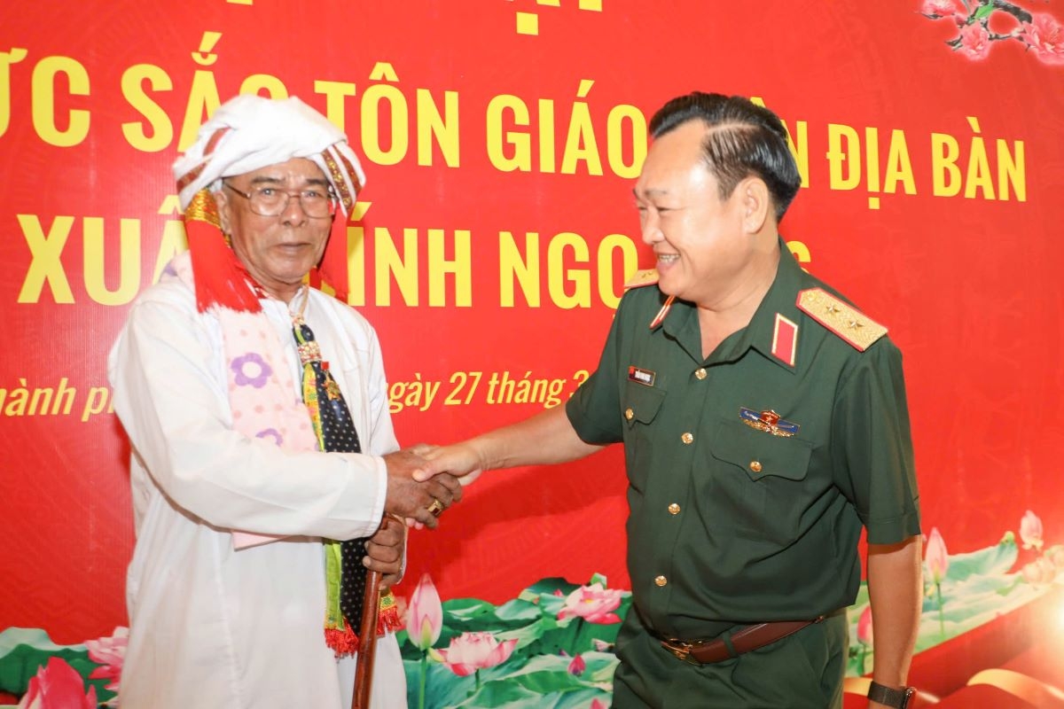 that chat doan ket quan - dan tu cong tac ton giao hinh anh 2