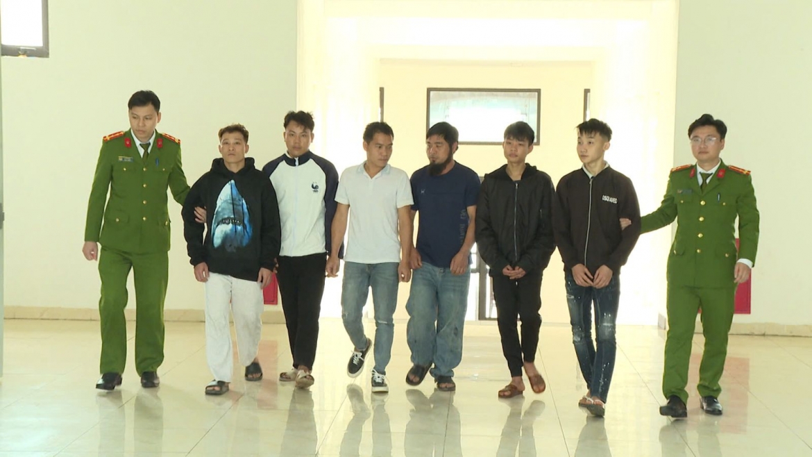 tung tin bi cong an danh nhap vien de gay suc ep, nham thoat toi hinh anh 2