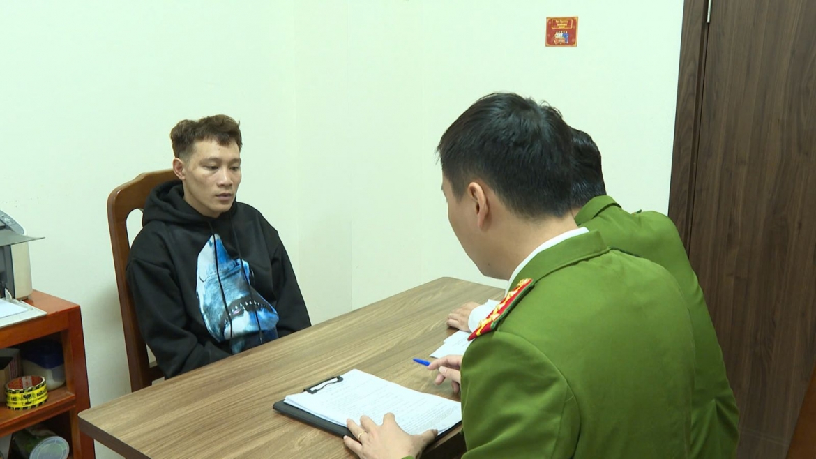 tung tin bi cong an danh nhap vien de gay suc ep, nham thoat toi hinh anh 1