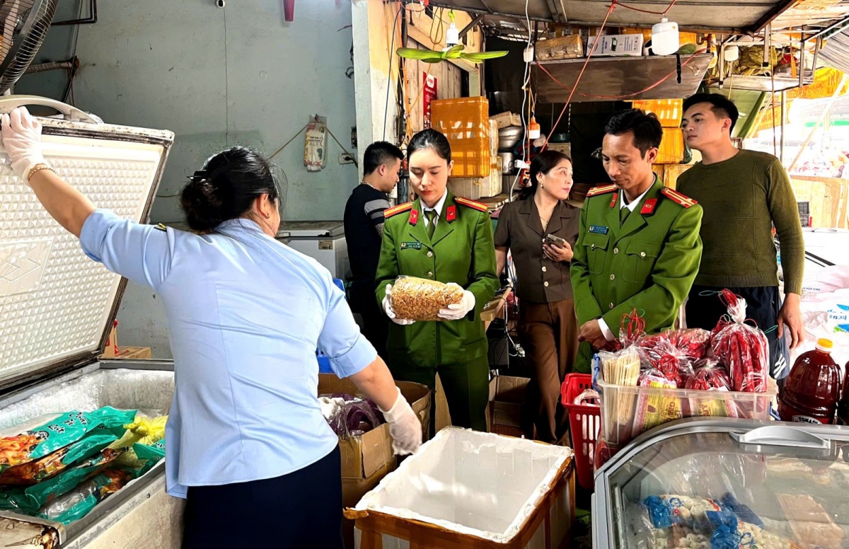 phat hien, thu giu 4 tan thuc pham khong ro nguon goc tai thanh hoa hinh anh 1