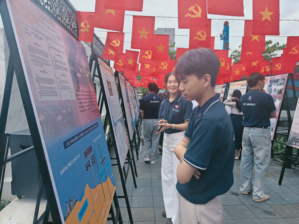 Trưng bày chuyên đề “Quốc hội, HĐND với chủ quyền biển đảo”