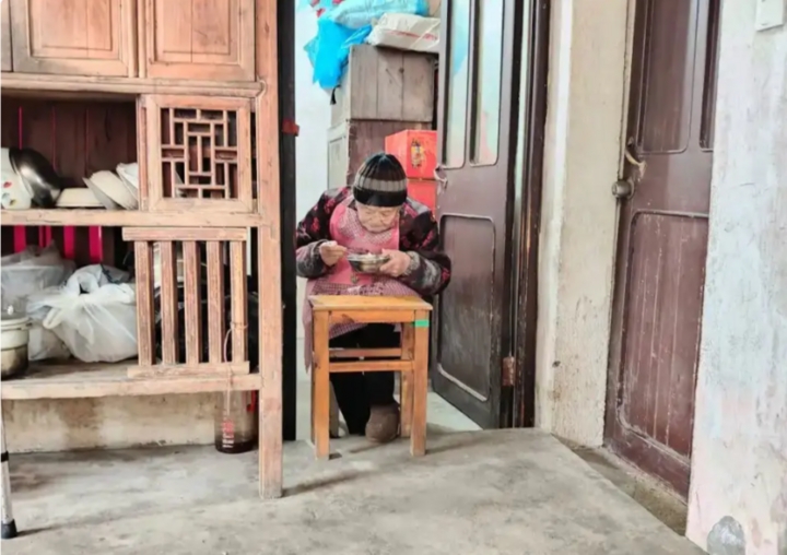 Chế độ ăn ngủ "độc lạ" của cụ bà 102 tuổi