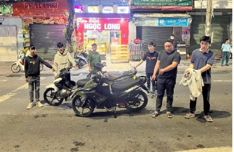 Giả danh công an, 3 thanh niên chặn xe người đi đường để "xử phạt"