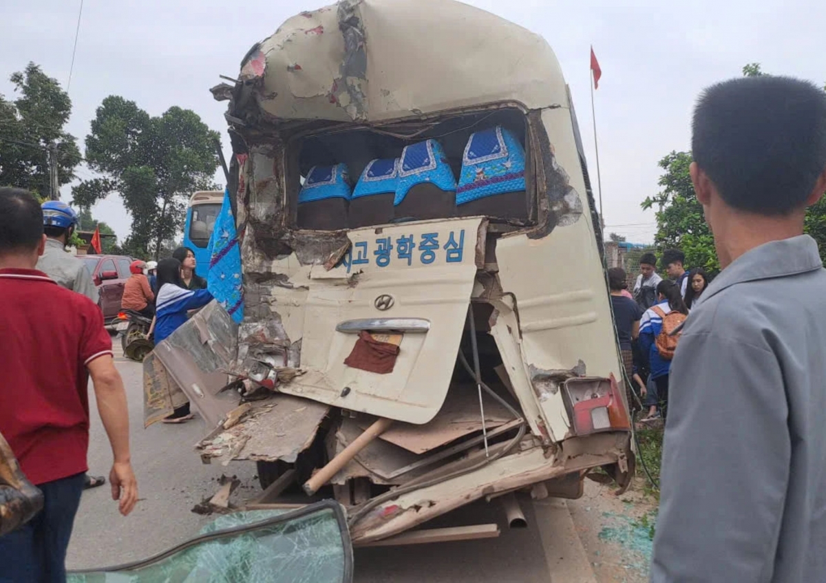 xe tai cho dat tong nat duoi xe cho hoc sinh, nhieu em bi thuong hinh anh 1