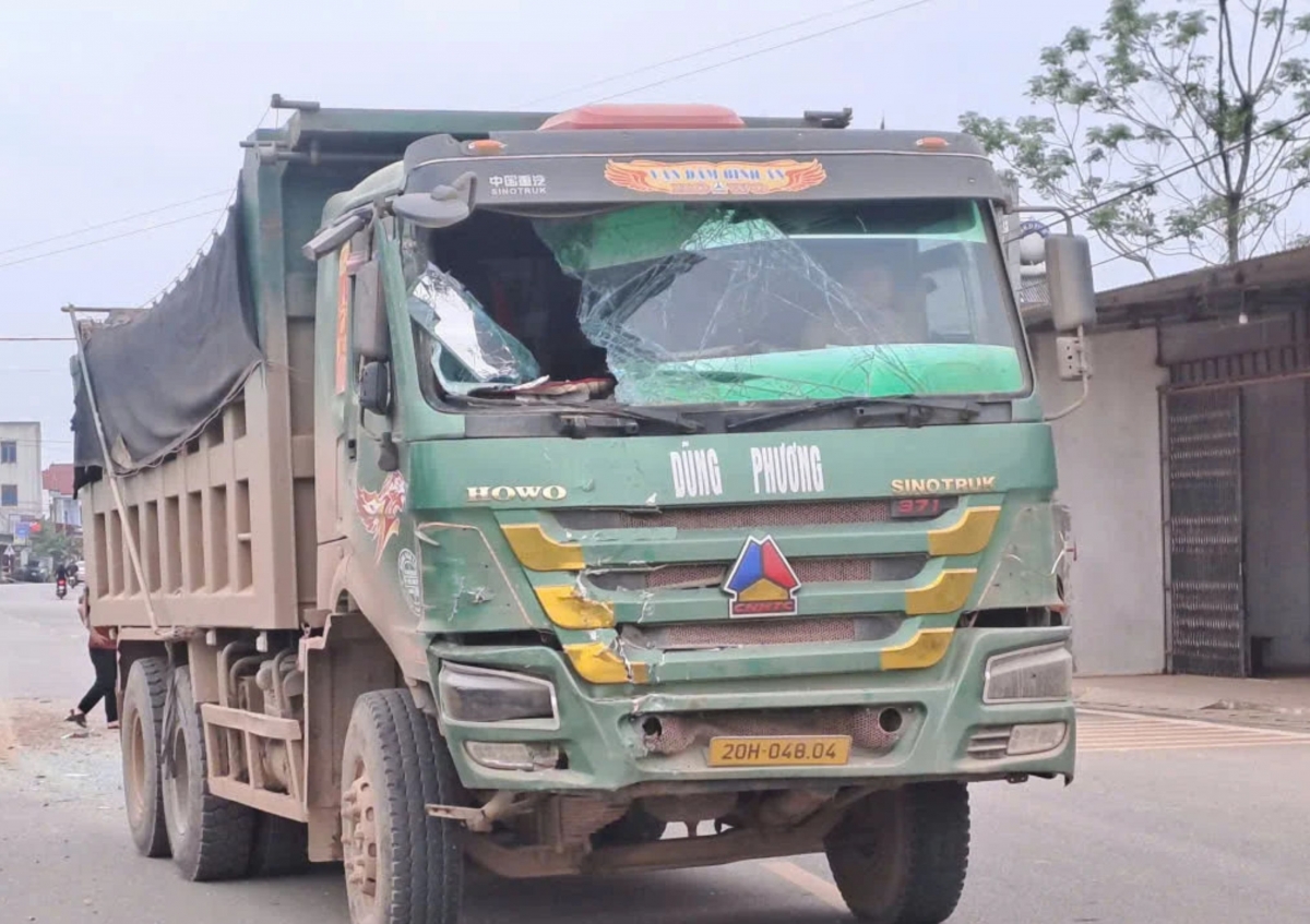 xe tai cho dat tong nat duoi xe cho hoc sinh, nhieu em bi thuong hinh anh 2