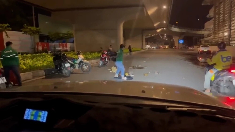 Bắt khẩn cấp tài xế xe ôm gây rối trước cổng sân bay Tân Sơn Nhất