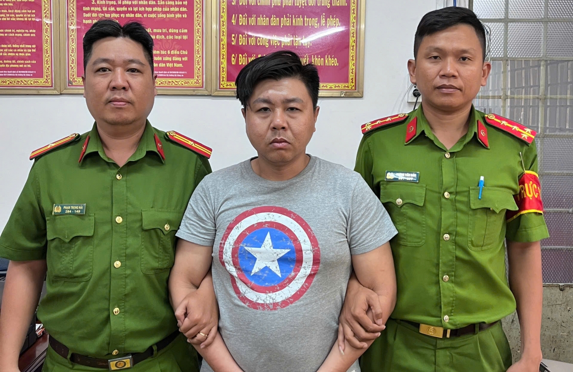 bat khan cap tai xe xe om gay roi truoc cong san bay tan son nhat hinh anh 2