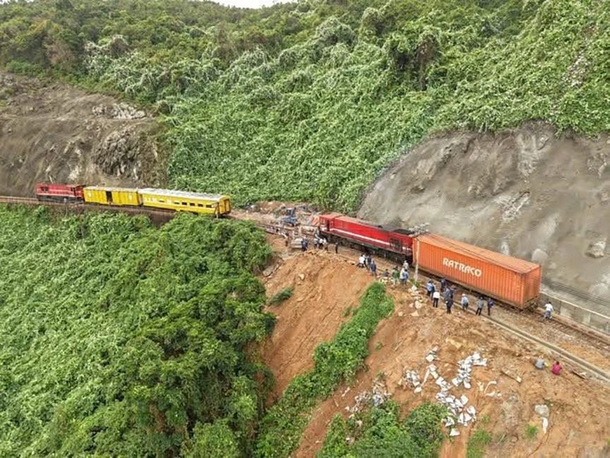 north south railway artery reopens after rockfall disruption at hai van pass picture 1
