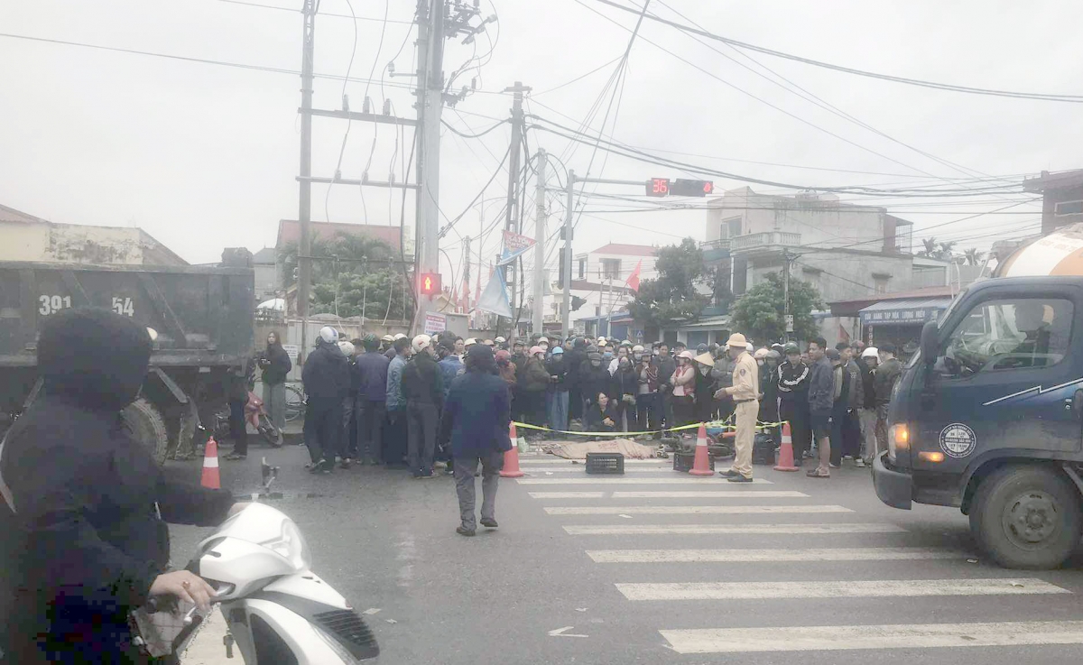 xe tai tong xe may dien, hai ba chau bi thuong vong o hai phong hinh anh 1