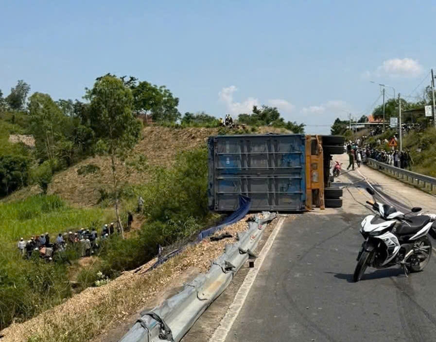 xe container lan lan va cham xe may lam 3 nguoi tu vong o Dak lak hinh anh 1