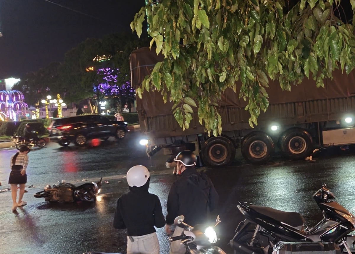 Va chạm với xe container tại bùng binh Km03 (Đắk Lắk), một người chết tại chỗ