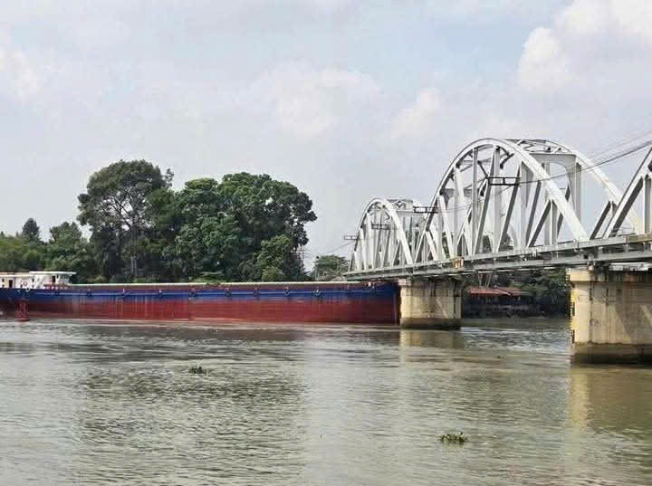 Chuyển tải gần 6.000 hành khách sau sự cố sà lan va vào cầu Ghềnh