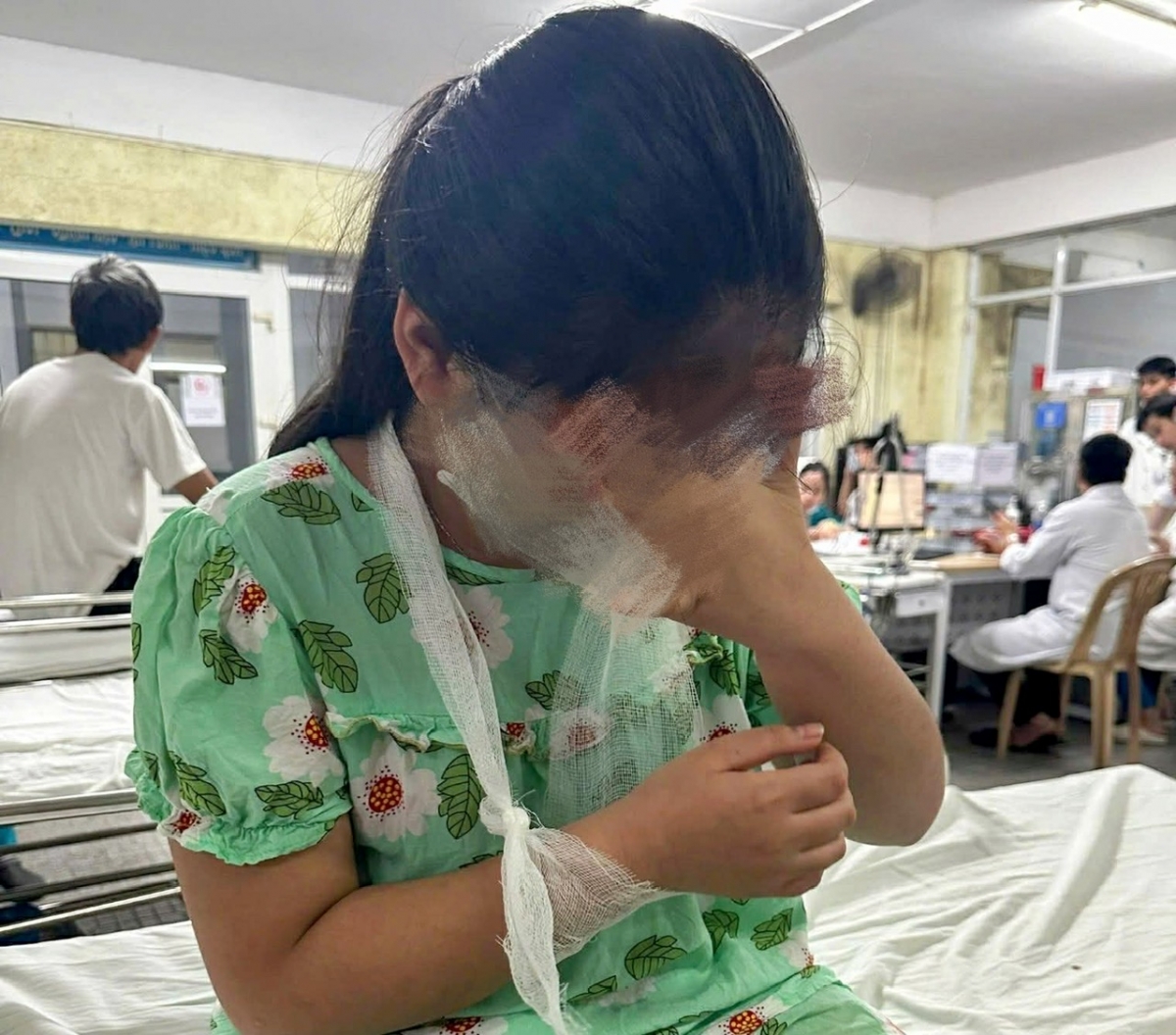 hoc sinh lop 4 bi co giao danh phai vao benh vien hinh anh 2