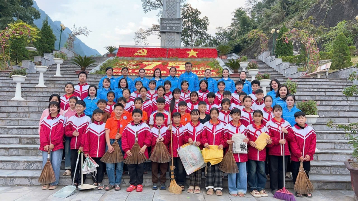 hoc va lam theo loi bac o que huong coi nguon cach mang cao bang hinh anh 1