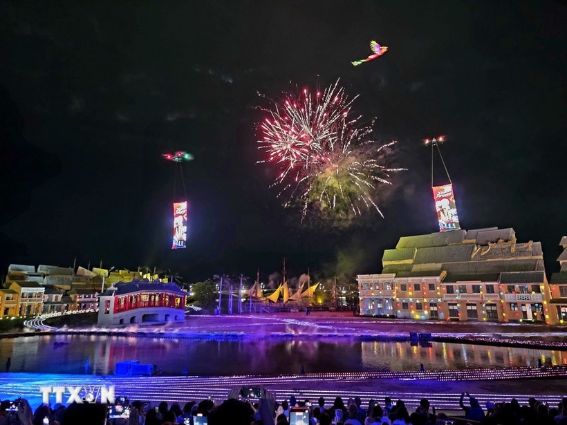 hoi an dazzles at opening of festival of light and heritage picture 1