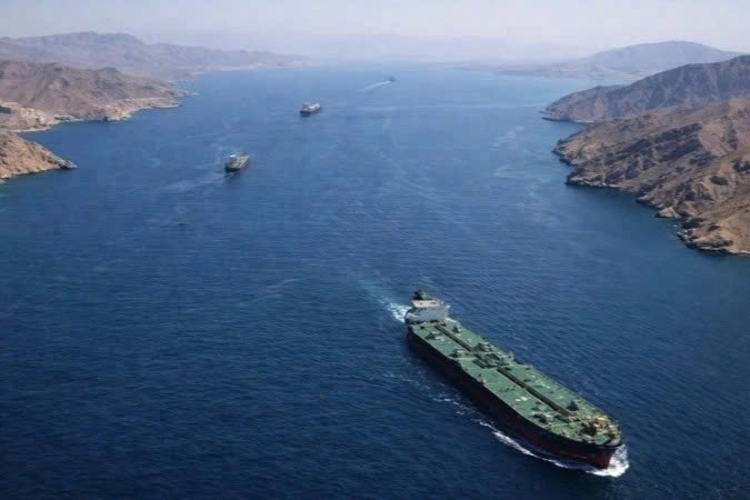 centcom bac tin ho tong tau qua hormuz giua luc my - iran tang toc dam phan hinh anh 1