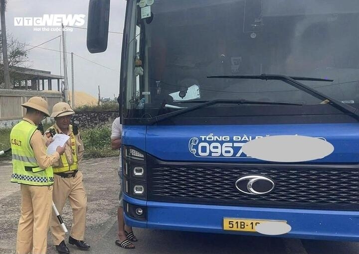 xe khach cho qua 19 nguoi, bi phat hon 140 trieu dong hinh anh 1