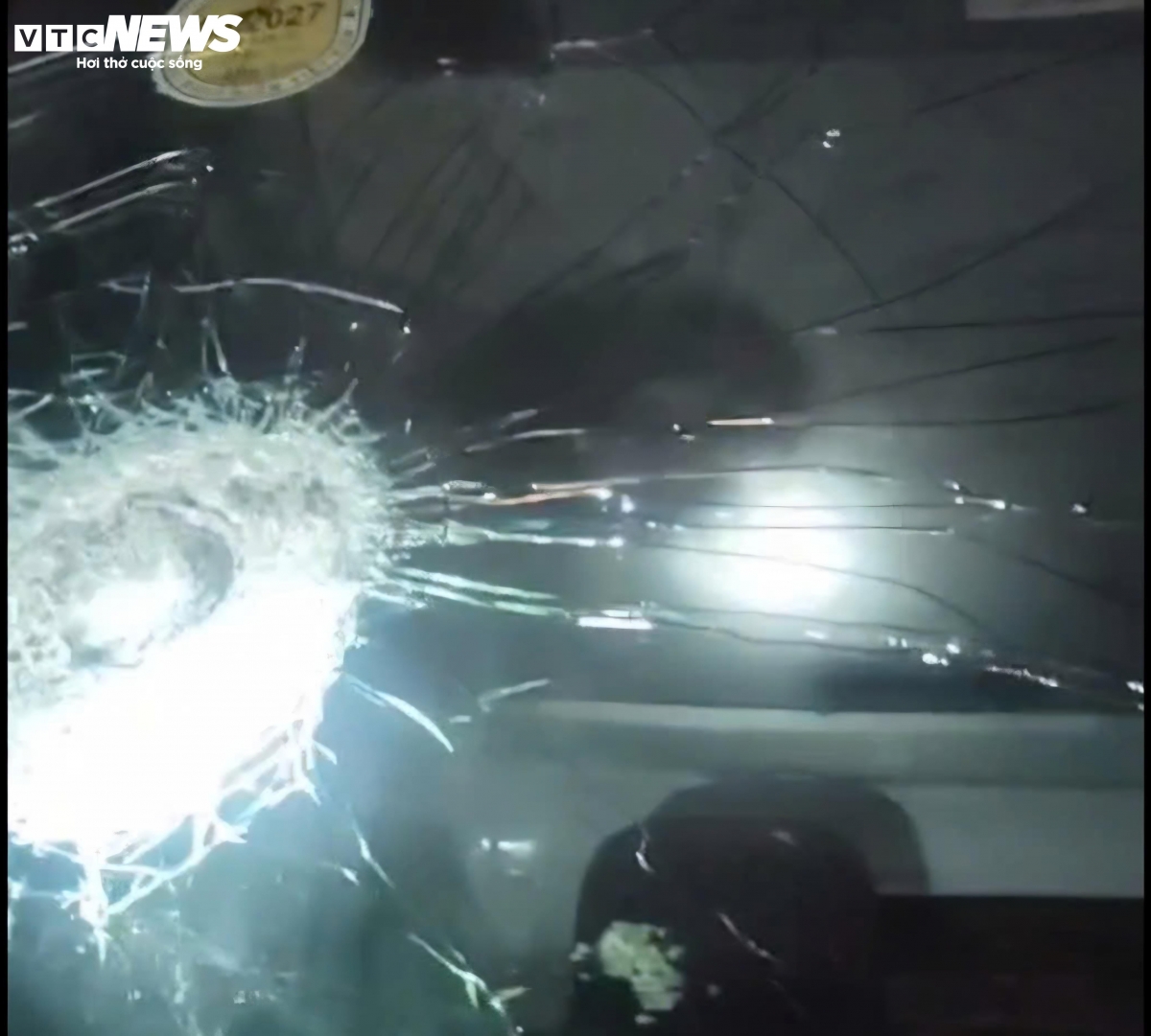 nhieu o to vo kinh khi chay tren cao toc qua quang tri, nghi bi nem da hinh anh 1