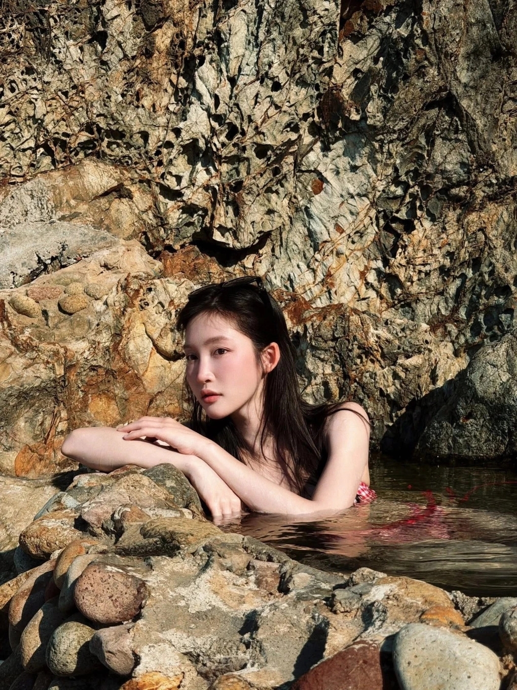 sao viet 31 3 hoa hau Y nhi cong khai khoanh khac tinh tu ben ban trai hinh anh 7