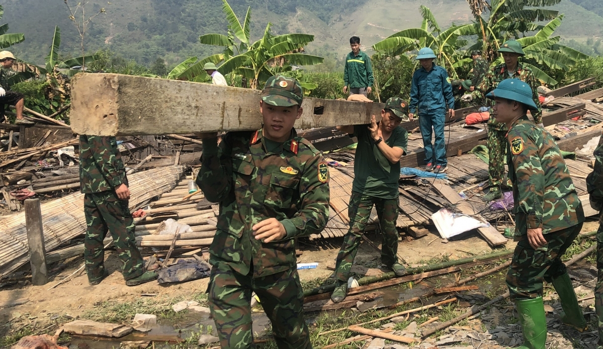 Huy động hàng nghìn cán bộ, chiến sỹ, dân quân sửa nhà giúp nhân dân sau dông lốc