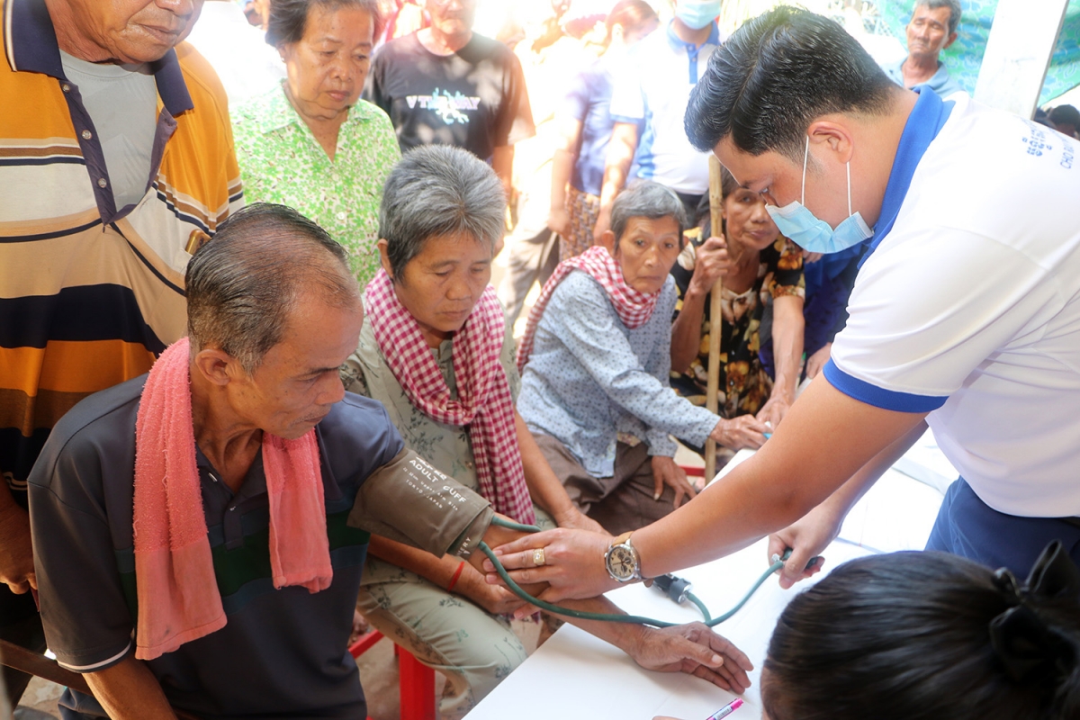 Khám chữa bệnh cho bà con Việt kiều có hoàn cảnh khó khăn tại tỉnh Prey Veng