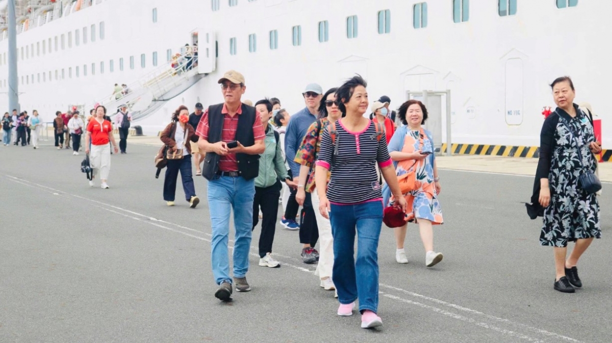 2,200 cruise tourists arrive in khanh hoa aboard international cruise ship picture 1