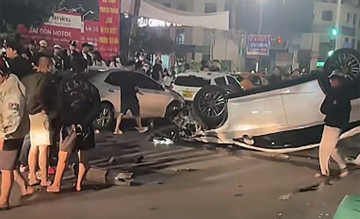 Video xế hộp Lexus đi ngược chiều, ủi hàng loạt ô tô, xe máy trên đường Hà Nội