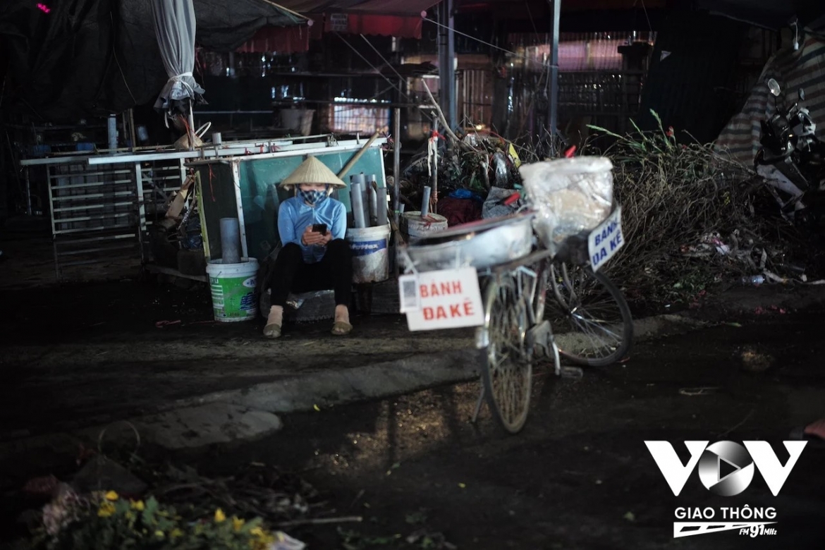 nhung nguoi phu nu binh di tren pho hinh anh 17