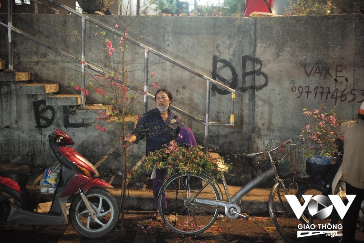 nhung nguoi phu nu binh di tren pho hinh anh 16