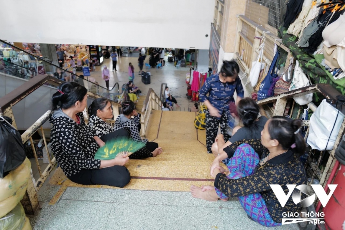 nhung nguoi phu nu binh di tren pho hinh anh 13