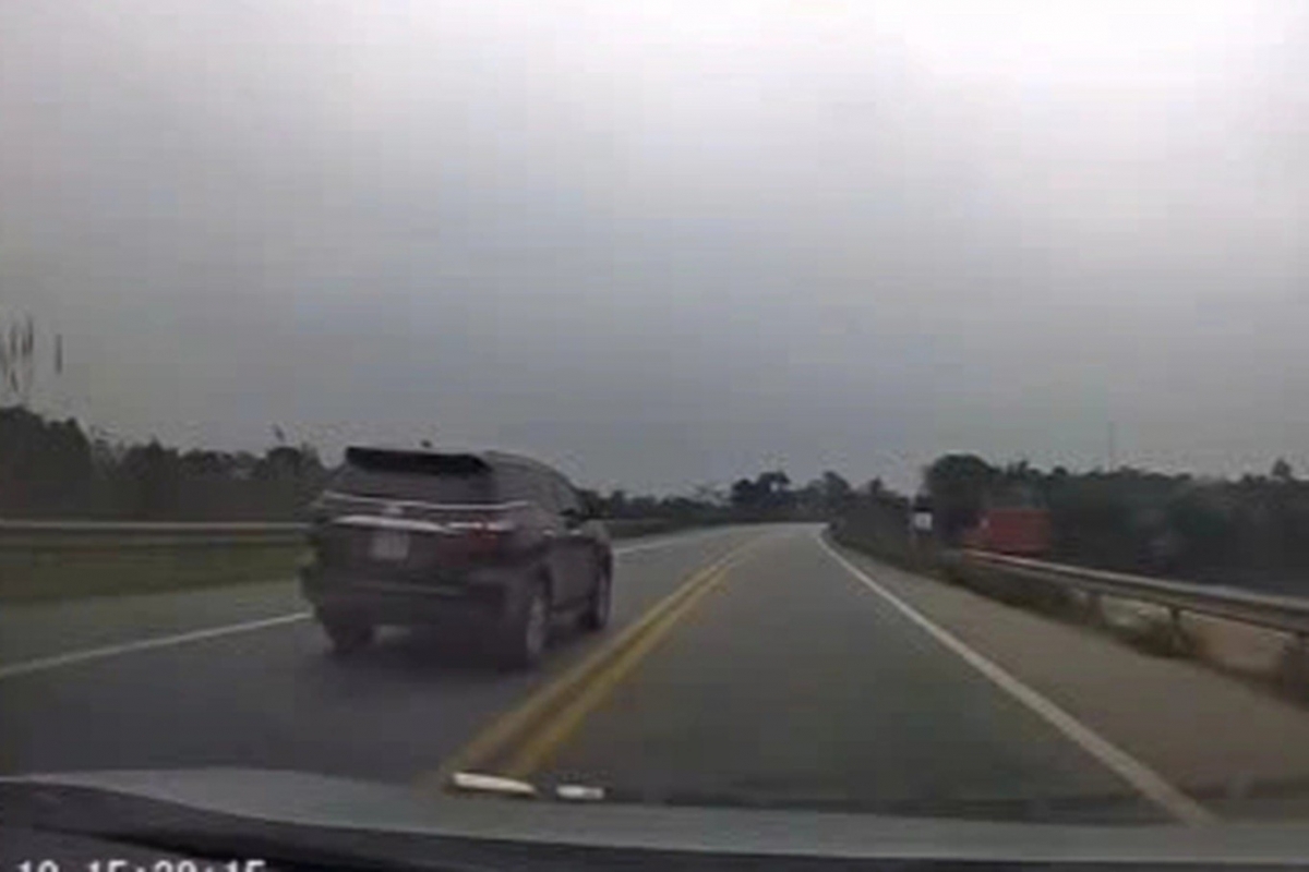 phat tai xe xe bien xanh vuot au tren cao toc noi bai - lao cai hinh anh 1