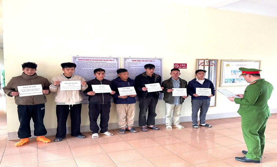 khoi to, bat tam giam 7 doi tuong che tao, mua ban vu khi quan dung hinh anh 1