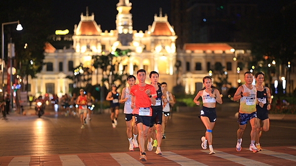 hon 13.000 runner du giai chay dem vnexpress marathon ho chi minh city midnight hinh anh 2