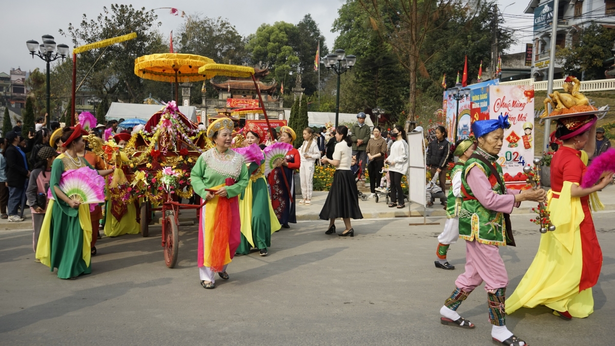 le hoi Den bac ha 2026 sac mau tam linh giua cao nguyen trang hinh anh 2