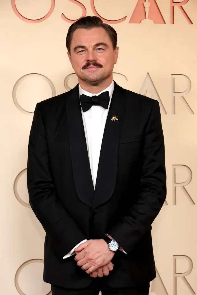 leonardo dicaprio dua ban gai kem 24 tuoi den le trao giai oscar 2026 hinh anh 2