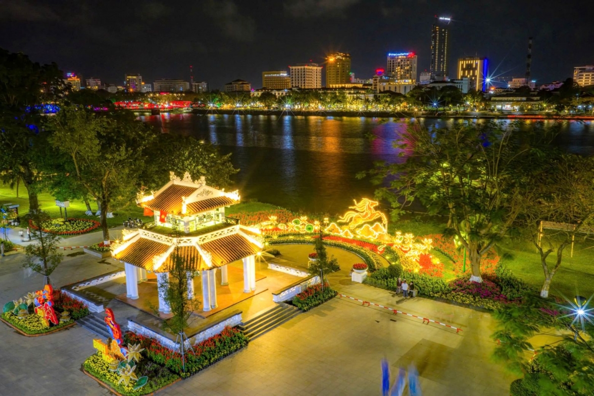 linh vat ngua tai cong vien thuong bac, thanh pho hue bat ngo boc chay hinh anh 3