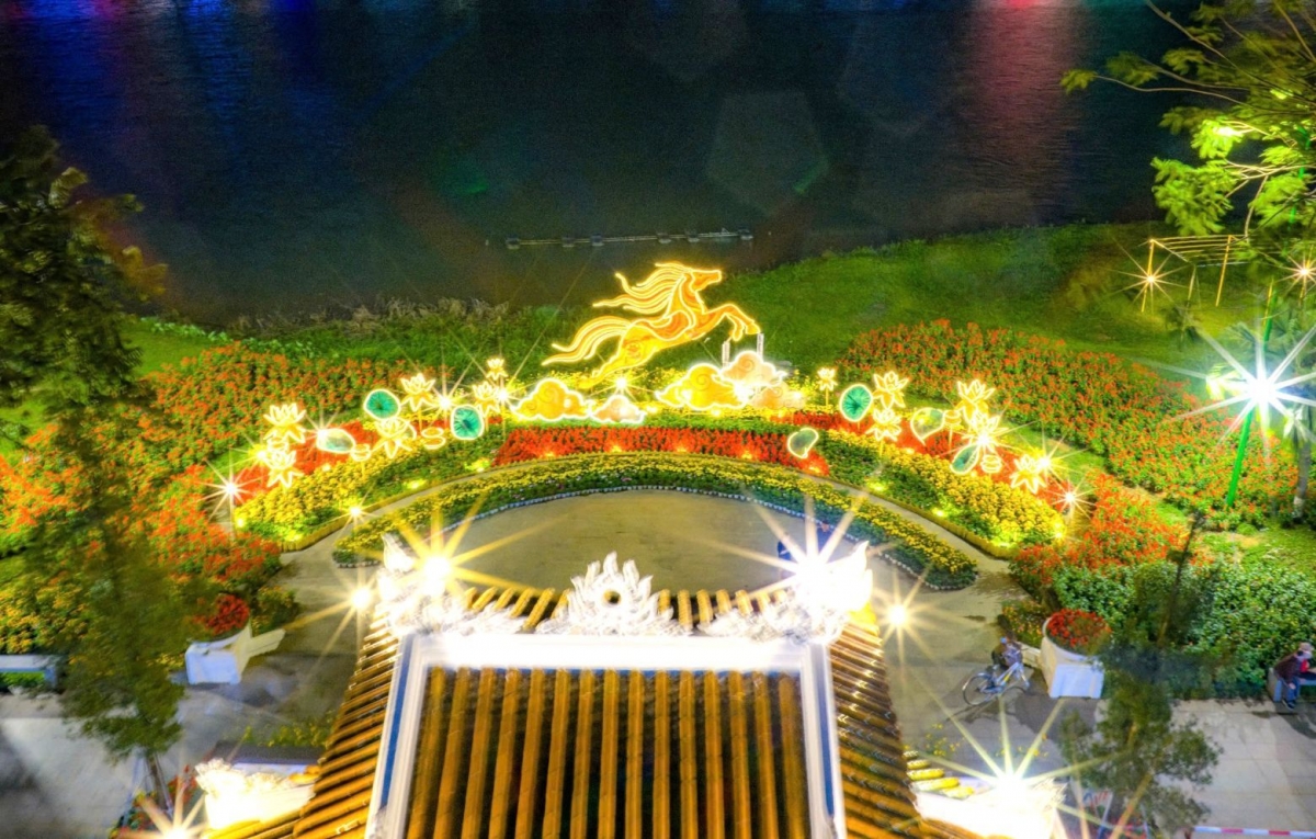 linh vat ngua tai cong vien thuong bac, thanh pho hue bat ngo boc chay hinh anh 2