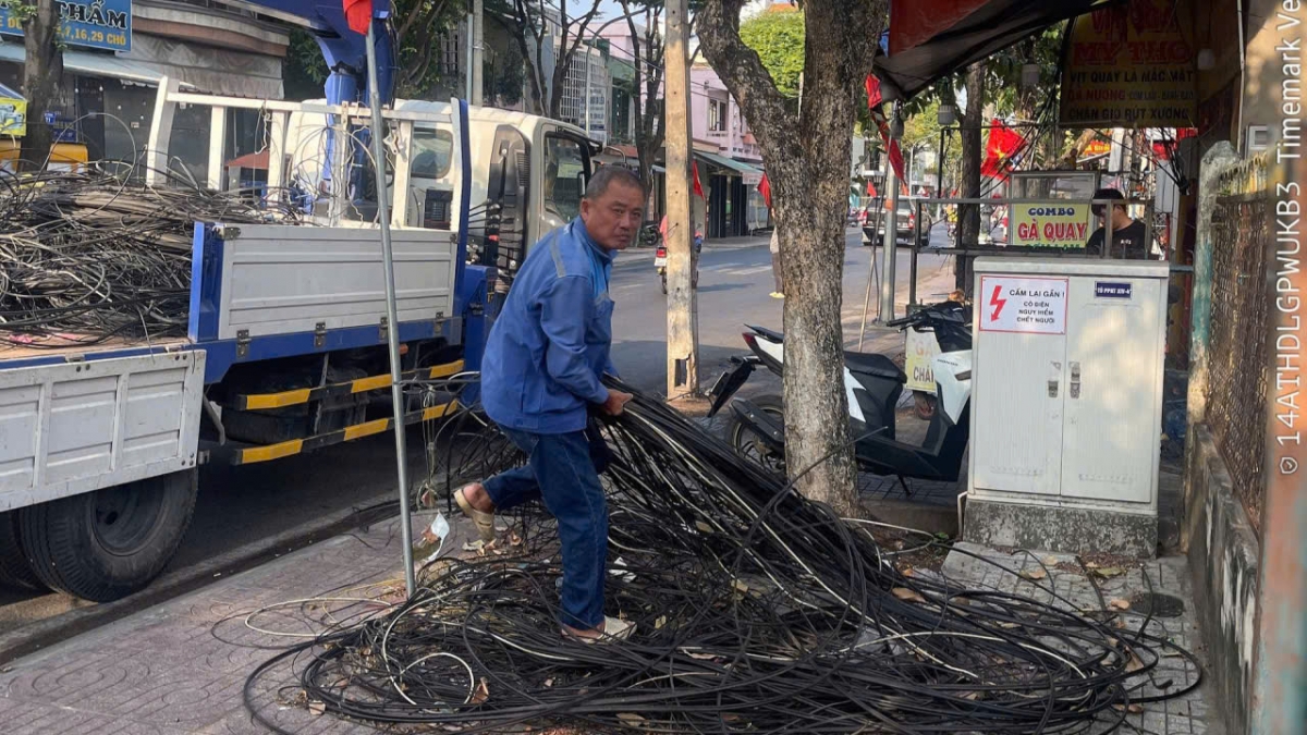 Dong thap khan truong thu gom day cap cu bo tren le duong sau khi vov thong tin hinh anh 2