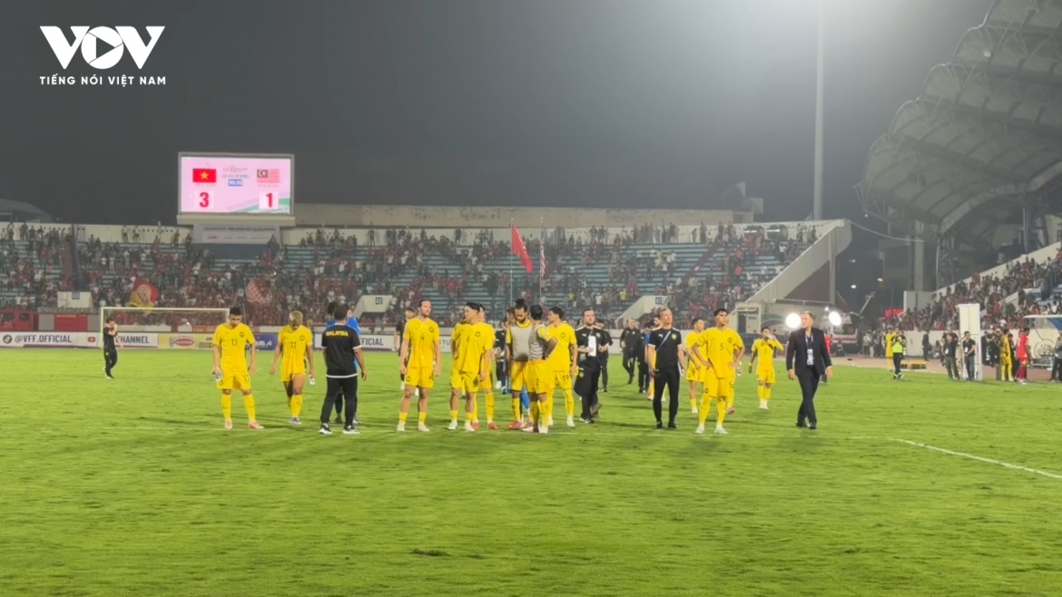 ĐT Malaysia lặng lẽ tri ân CĐV sau thất bại 1-3 trước ĐT Việt Nam