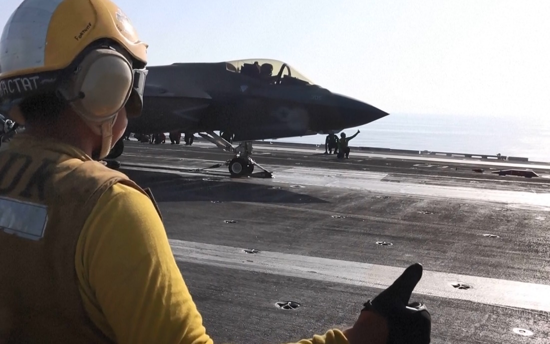 iran tuyen bo pha huy them may bay cua doi thu khi my giai cuu phi cong f-15 hinh anh 1