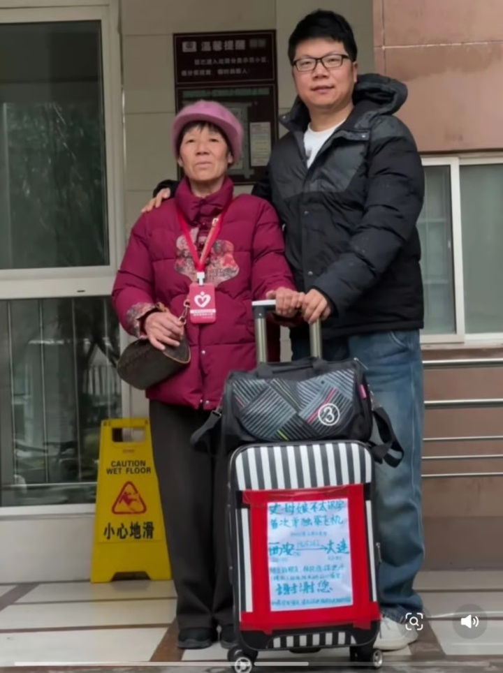 me vo mu chu lan dau di may bay, chang re lam dieu nay khien mang xa hoi xuc dong hinh anh 1