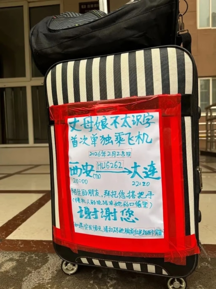 me vo mu chu lan dau di may bay, chang re lam dieu nay khien mang xa hoi xuc dong hinh anh 2